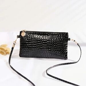 Woman's Black Crocodile Pattern Zipper Closure Clutch Coin Purse
